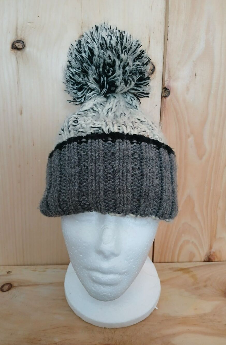 Abercrombie & Fitch Knitted Winter Pom Pom Beanie Hat Warm Gray